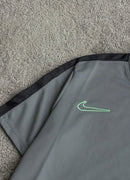 Conjunto Nike Academy + Chinelo Victori One