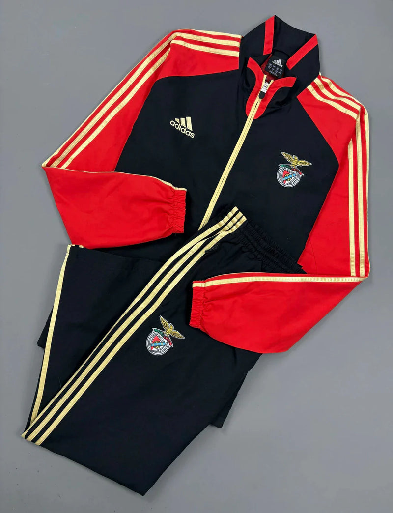Conjunto Adidas Benfica - Preto/Vermelho/Dourado