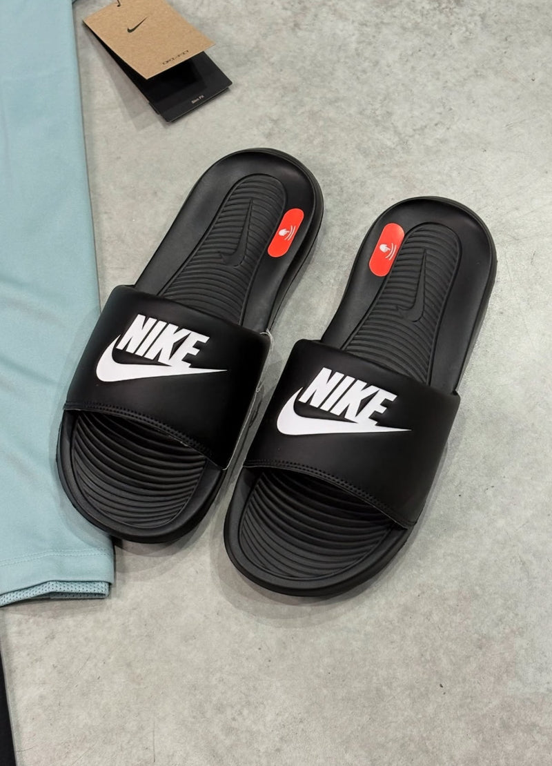 Kit Academy + Chinelo Victori One