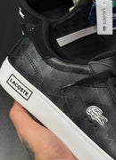 TÊNIS LACOSTE
POWERCOURT
"MONOGRAMA"