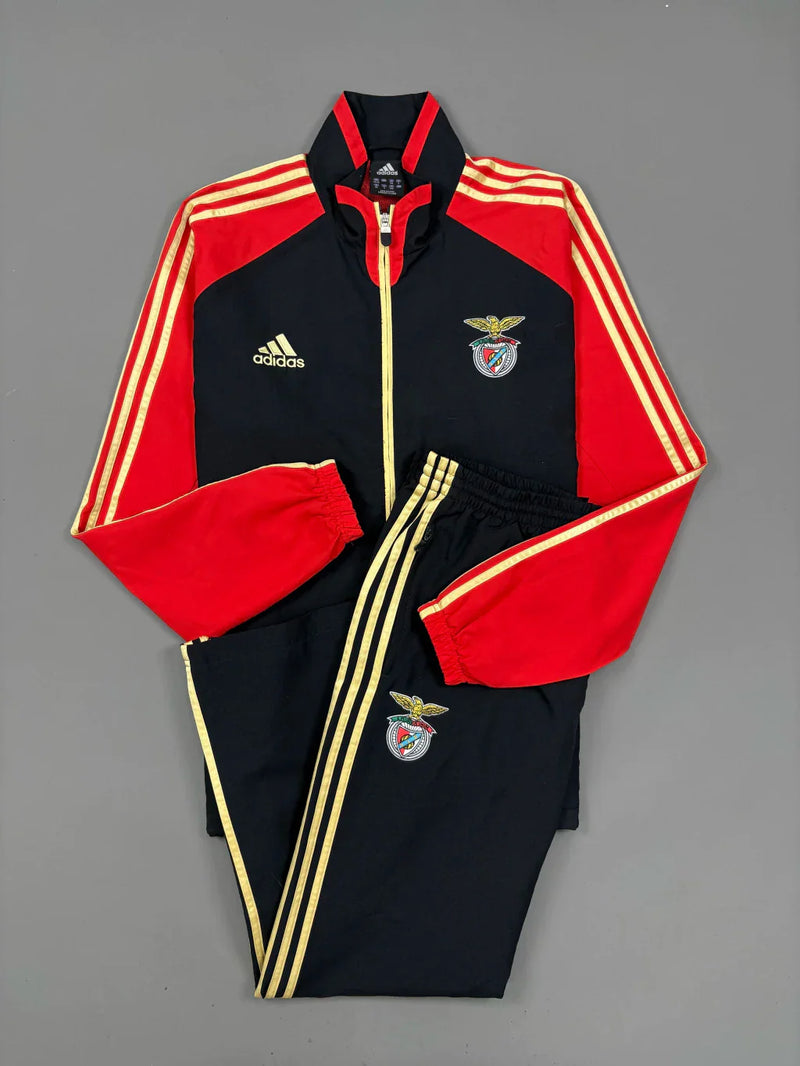 Conjunto Adidas Benfica - Preto/Vermelho/Dourado