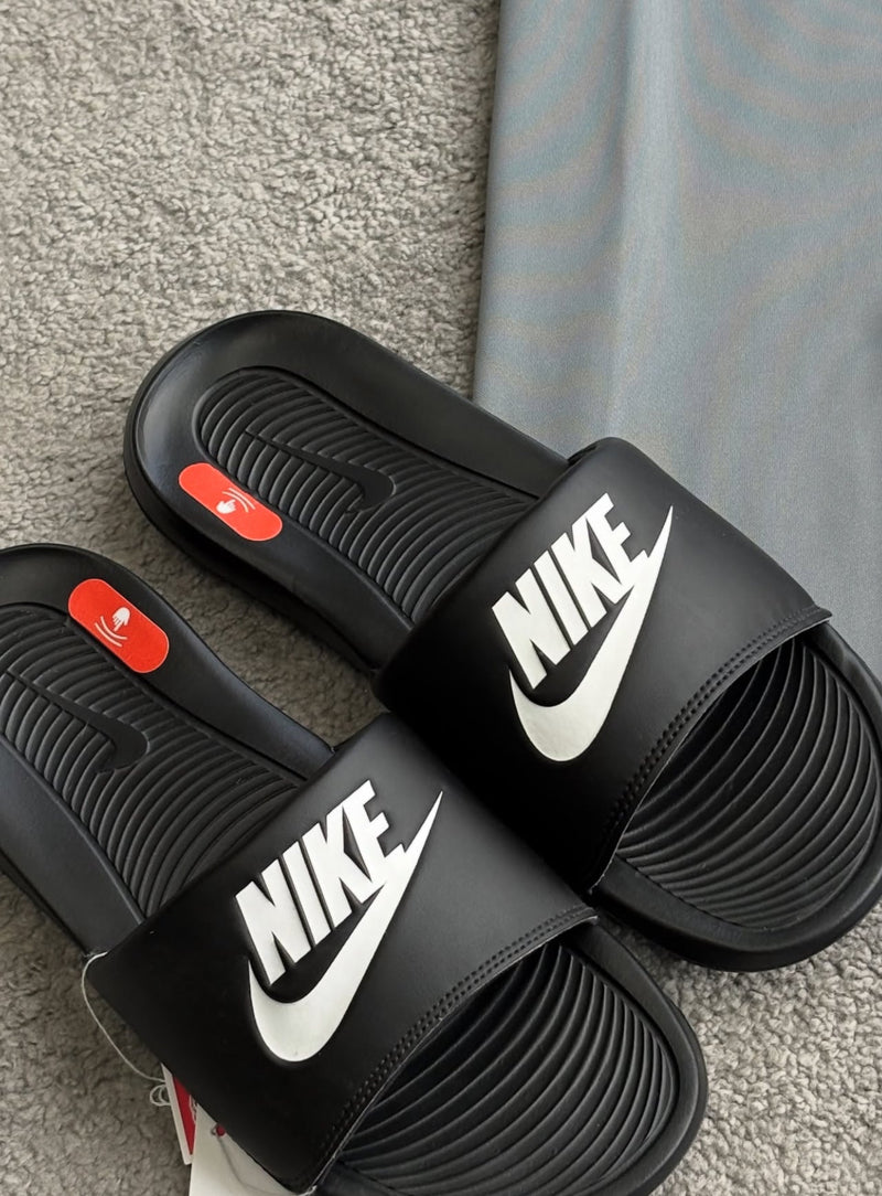 Conjunto Nike Academy + Chinelo Victori One